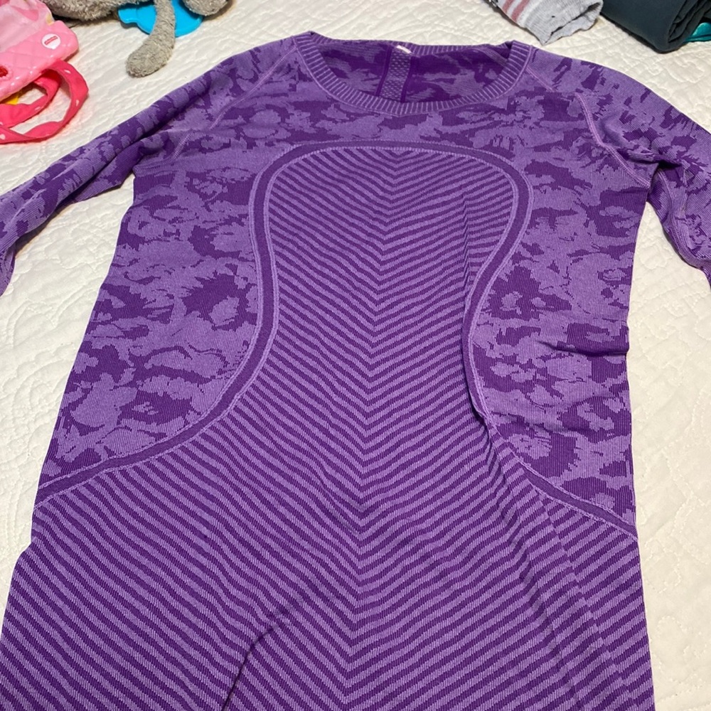Lululemon size 8 long sleeve shirt.
